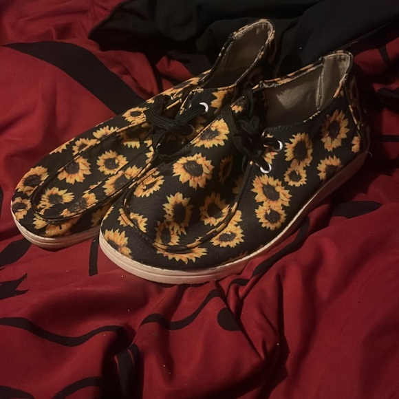 Nice pair of summer shoes if you want them text my number and if you don’t dont - Picture 2 of 3
